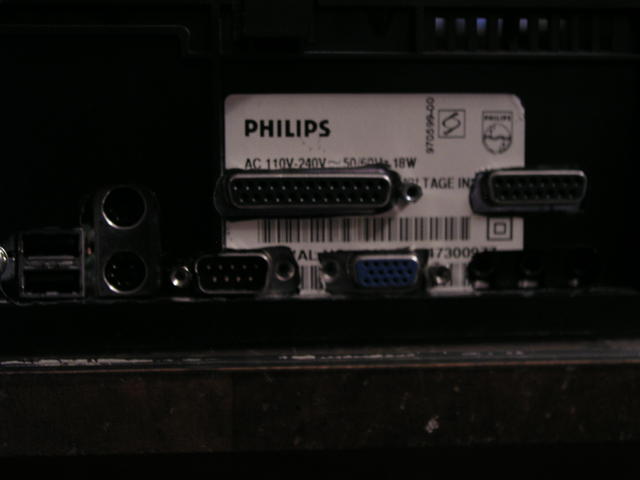 Задняя панель - секция портов