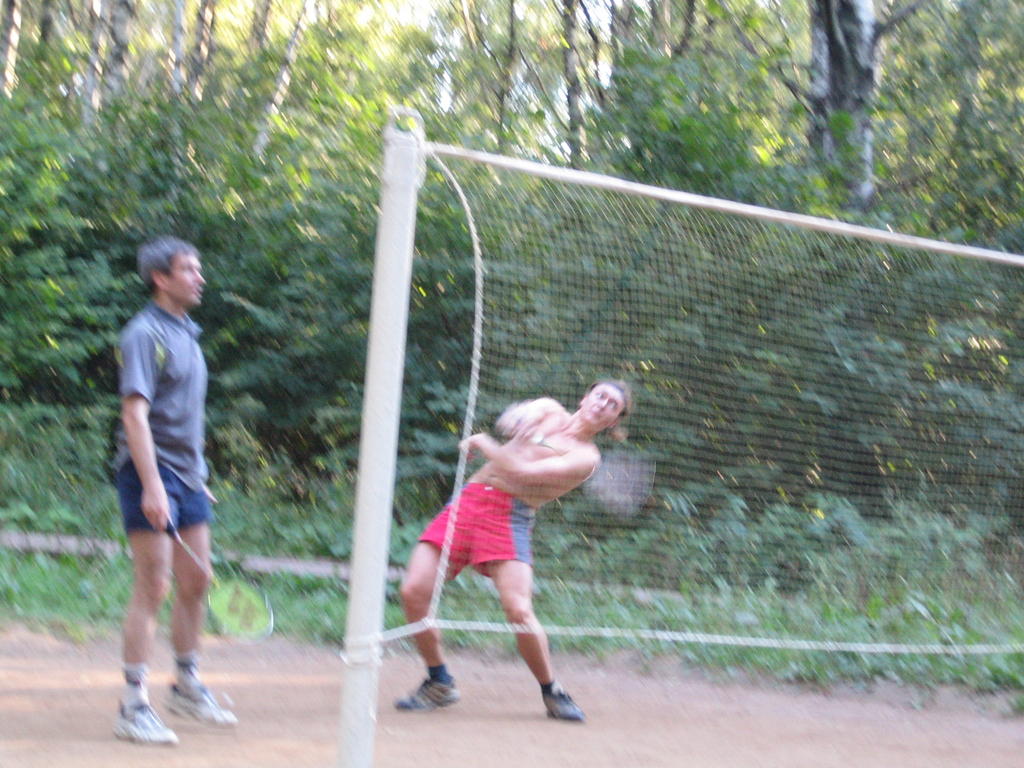 Напорыч отгоняет мух.