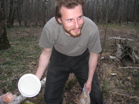 Будь как дома, путник, Я ни в чем не откажу.
Множество историй коль желаешь расскажу.
