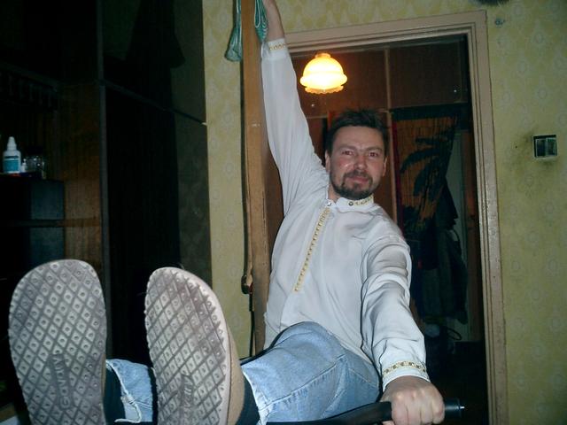 Верхом на коне.