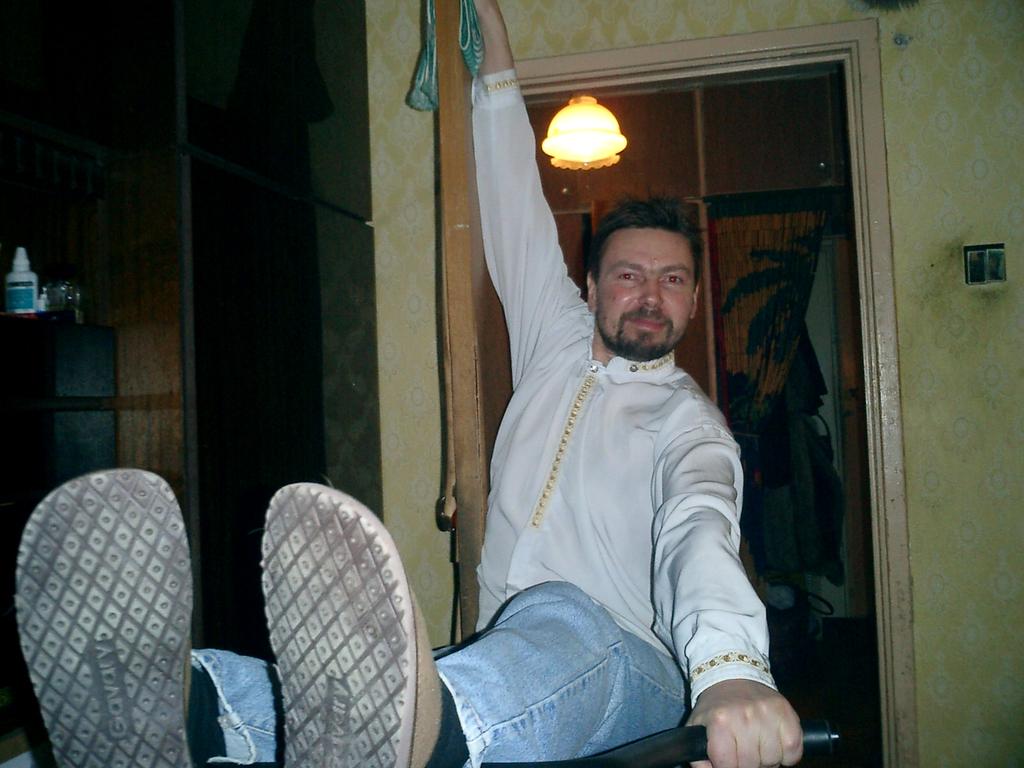 Верхом на коне.