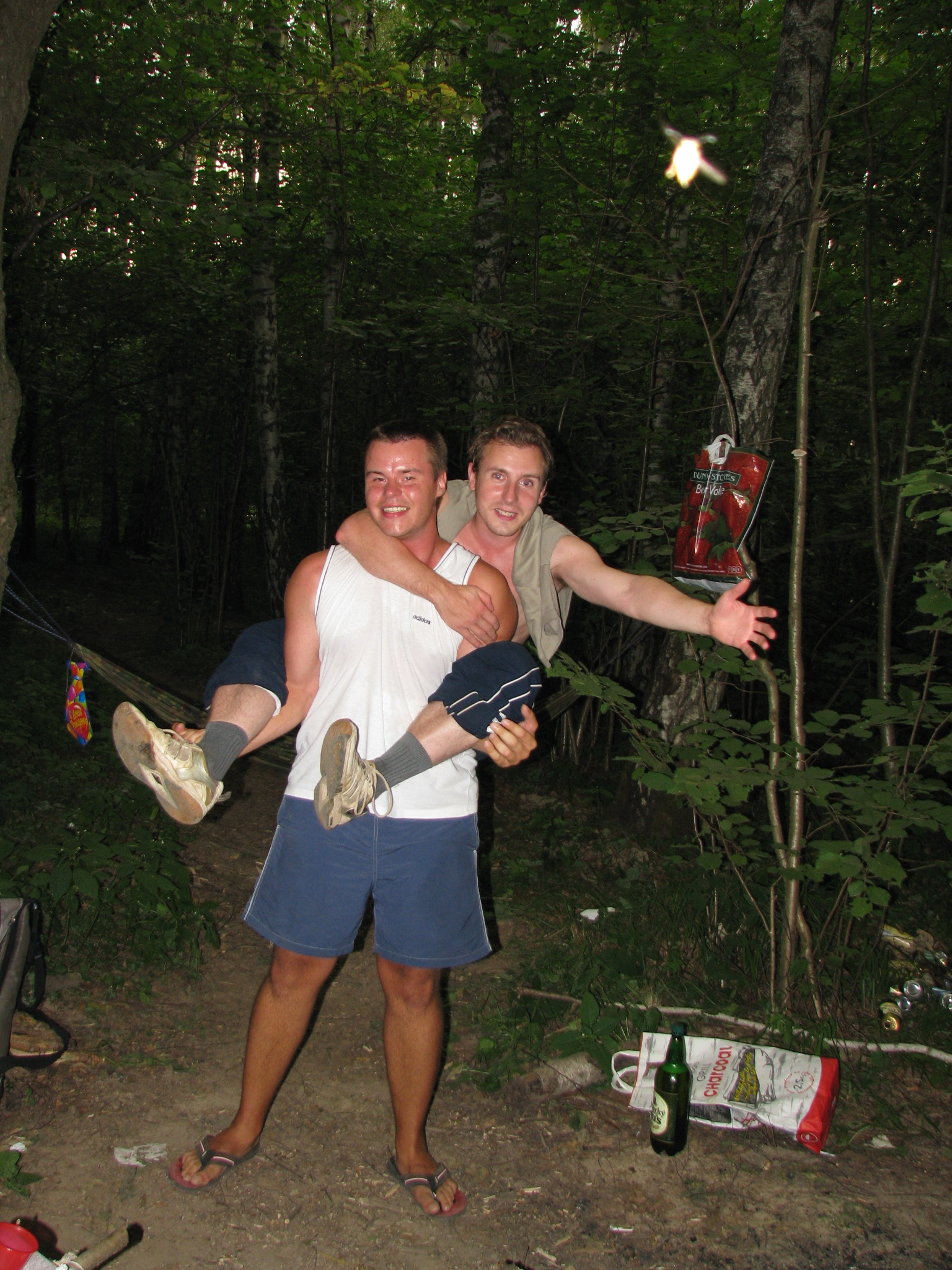 Дружелюбные пришельцы. На заднем плане - НЛО