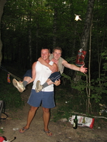 Дружелюбные пришельцы. На заднем плане - НЛО