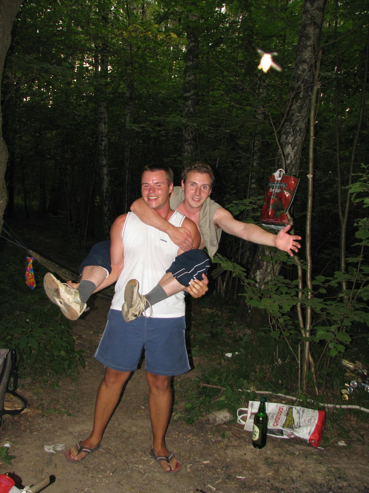 Дружелюбные пришельцы. На заднем плане - НЛО